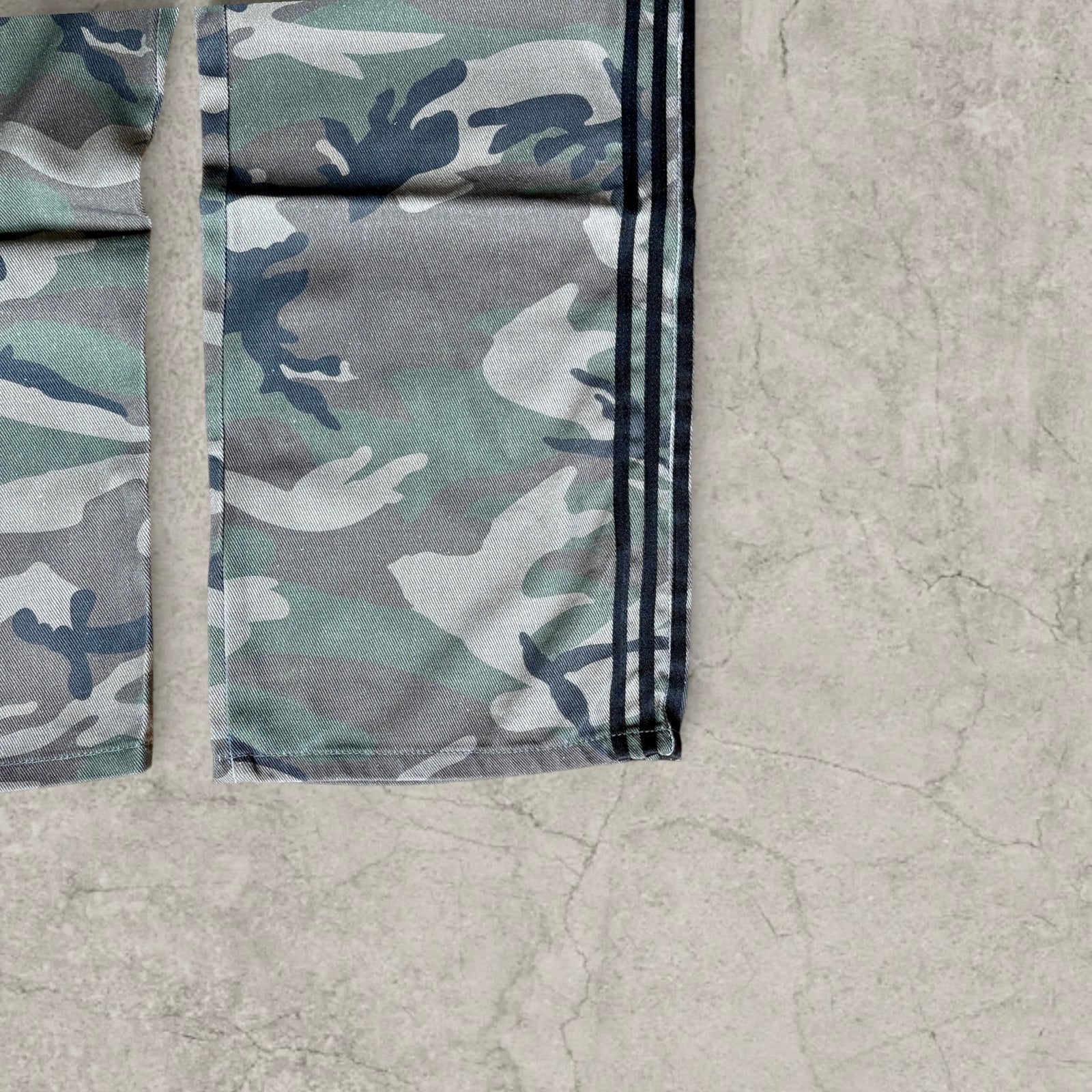 Baggy relaxed fit jeans in washed khaki camo print