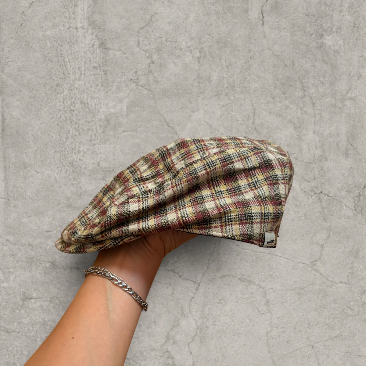 Plaid flat peak beret cap adjustable buckle in beige.