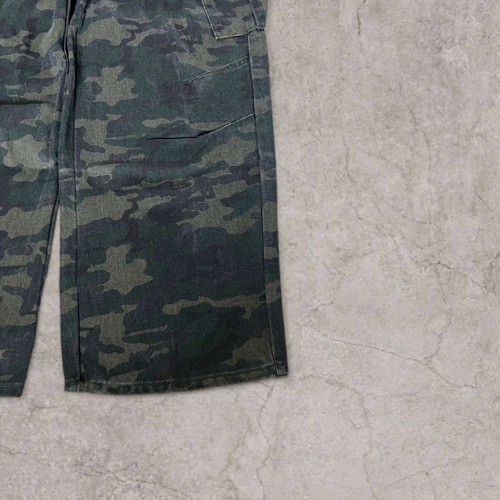 Baggy relaxed fit cargo jeans in khaki green and black camouflage print
