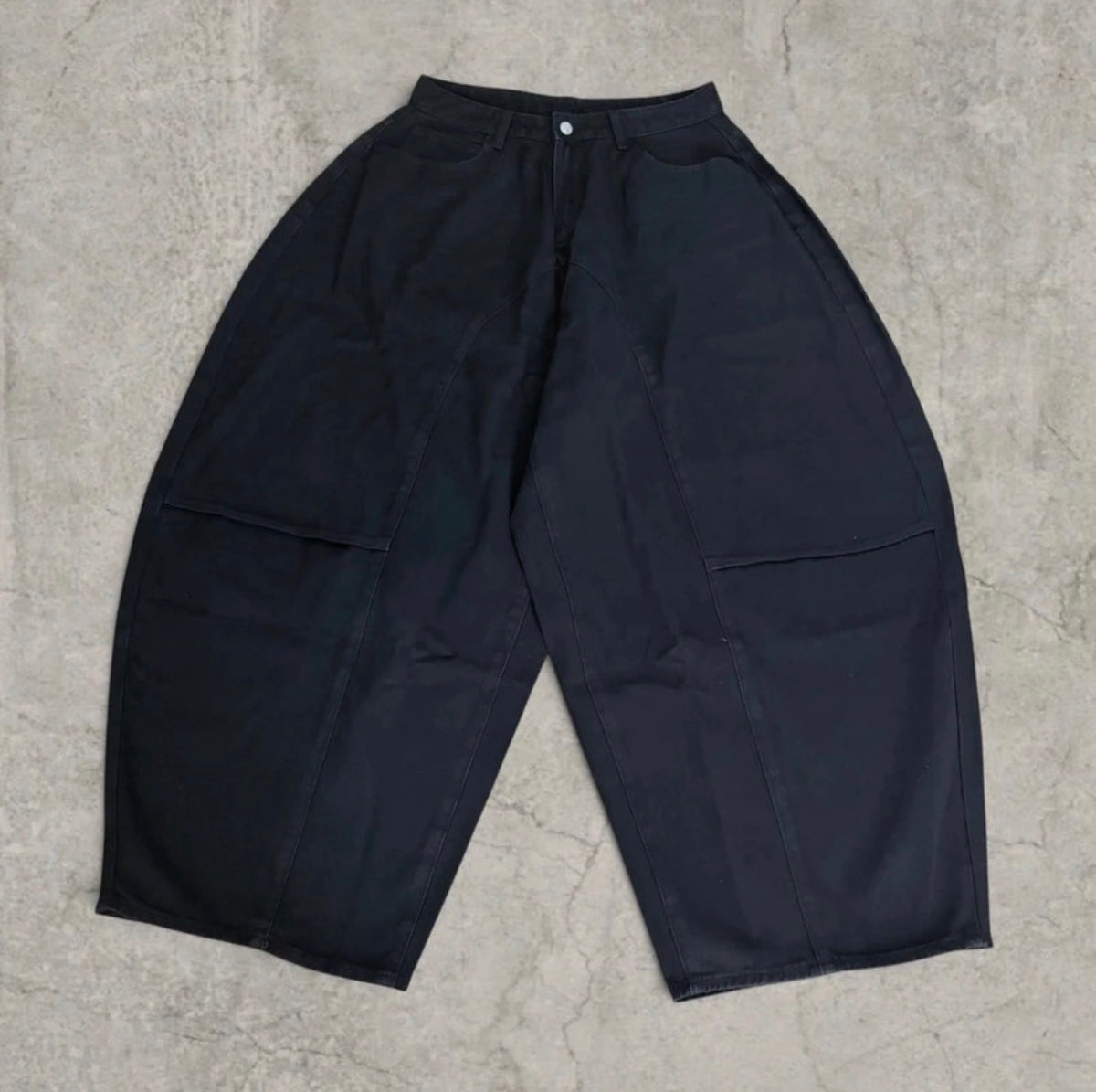 Wide-leg balloon skater jeans in black