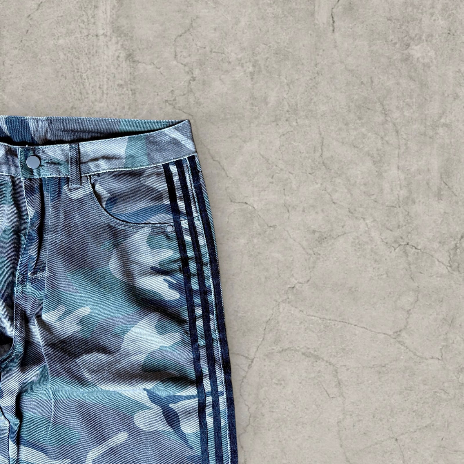 Baggy relaxed fit jeans in washed khaki camo print