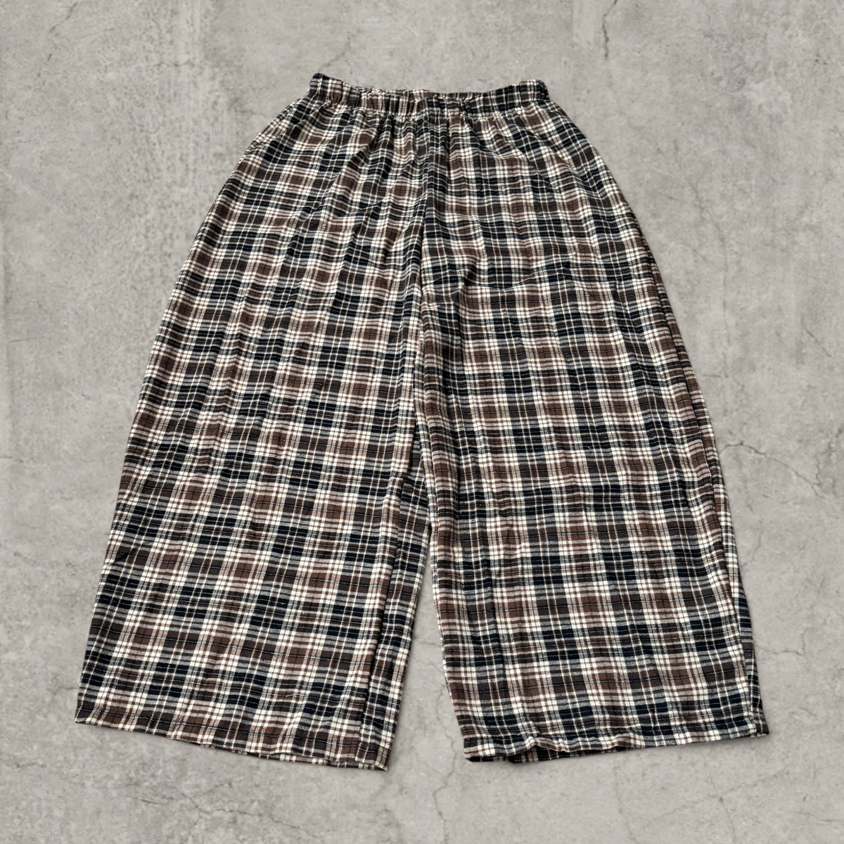 Wide leg checkered plaid trousers with elasticated waist in brown.