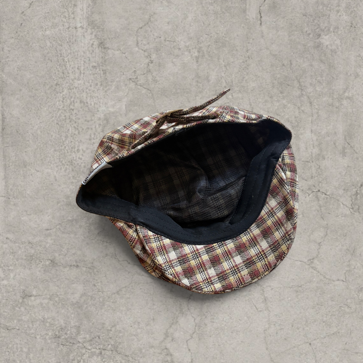 Plaid flat peak beret cap adjustable buckle in beige.