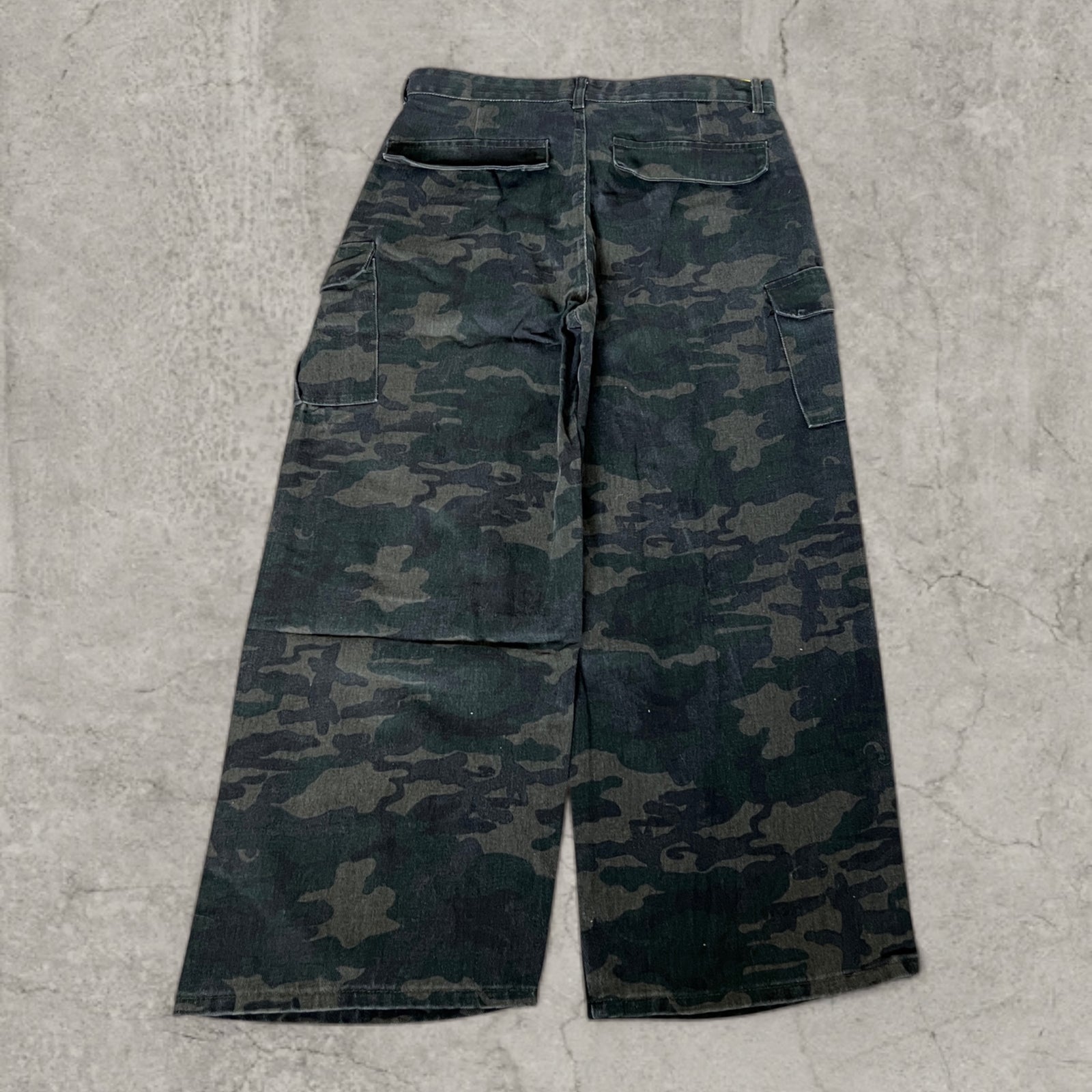 Baggy relaxed fit cargo jeans in khaki green and black camouflage print