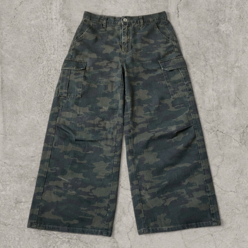 Baggy relaxed fit cargo jeans in khaki green and black camouflage print