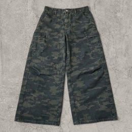 Baggy relaxed fit cargo jeans in khaki green and black camouflage print