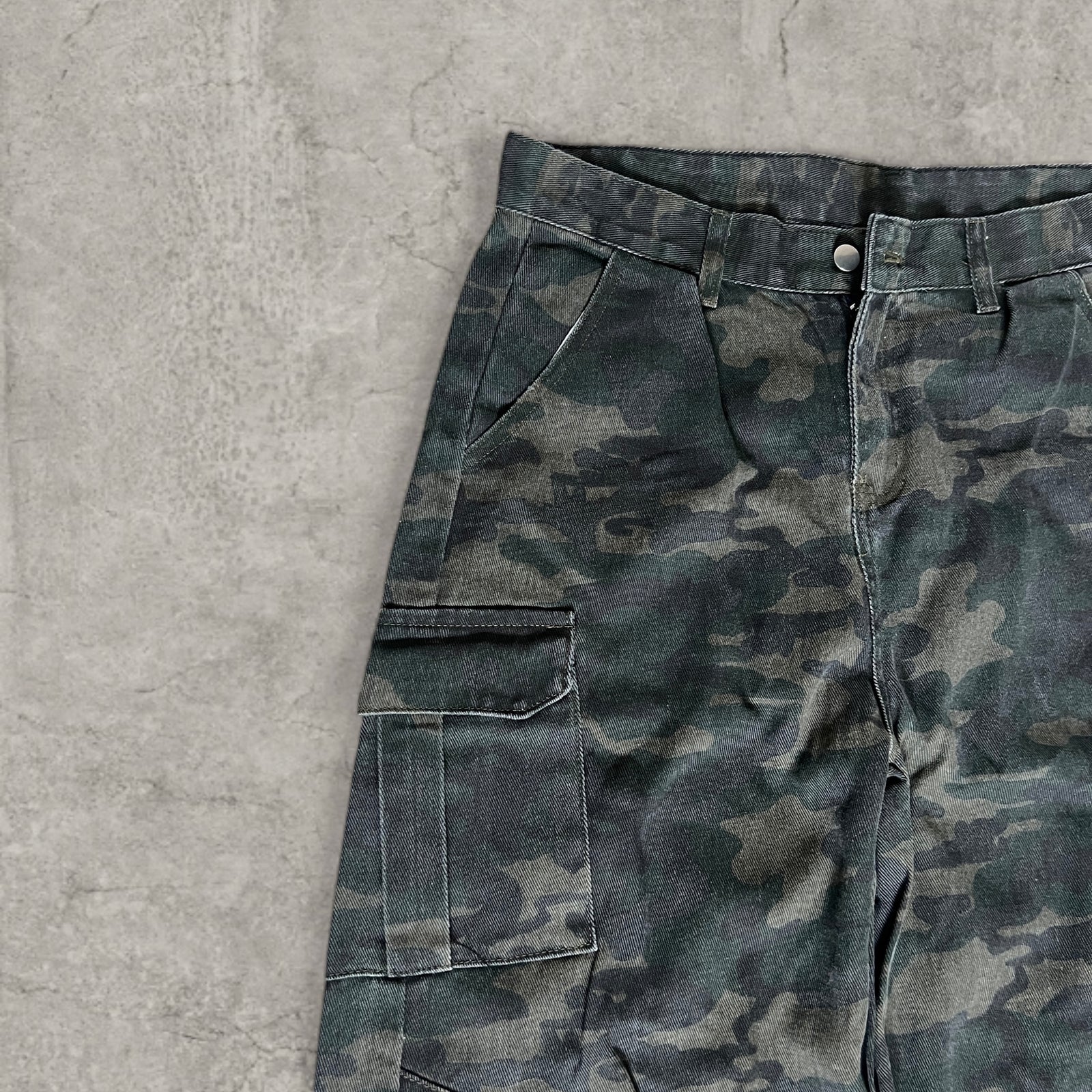 Baggy relaxed fit cargo jeans in khaki green and black camouflage print