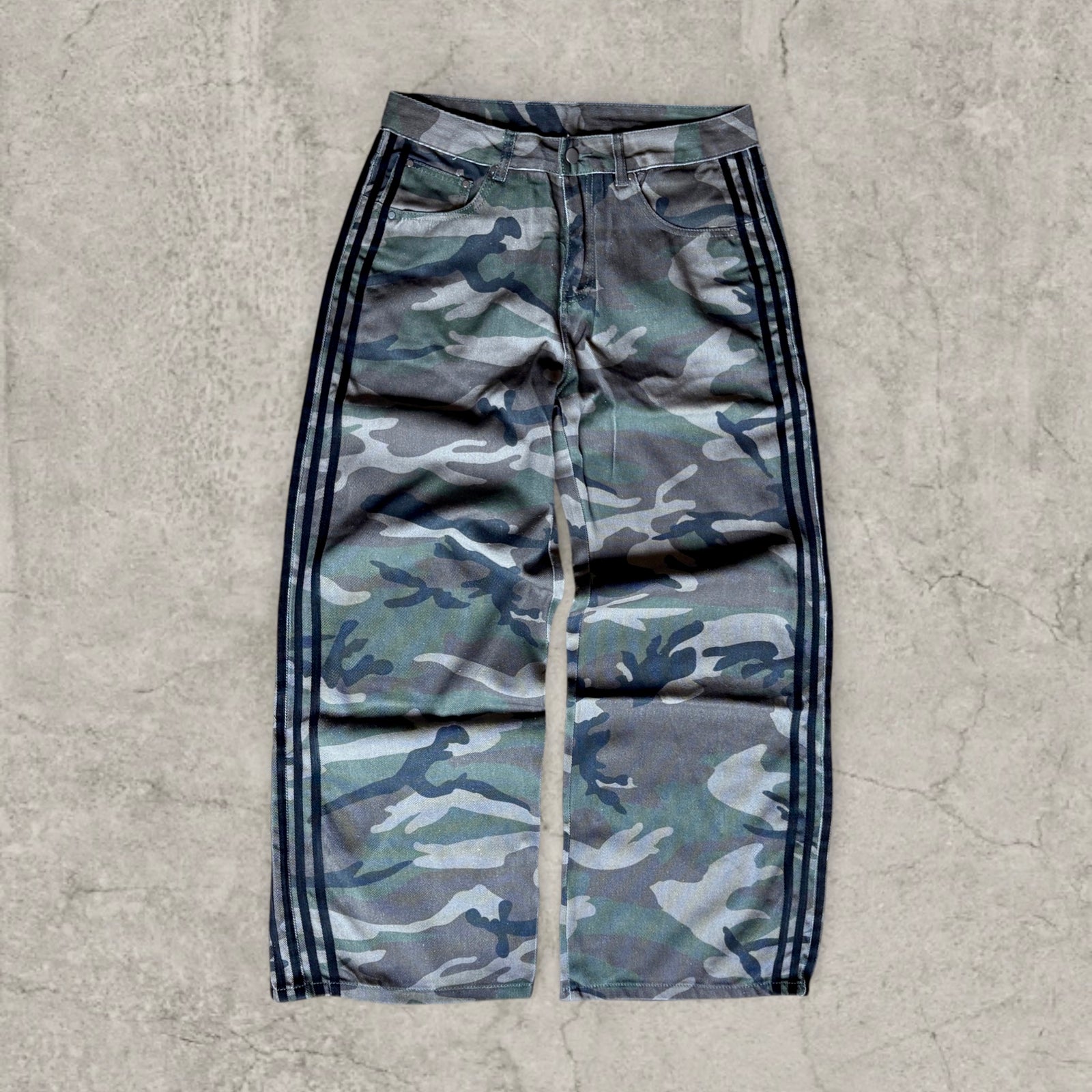 Baggy relaxed fit jeans in washed khaki camo print
