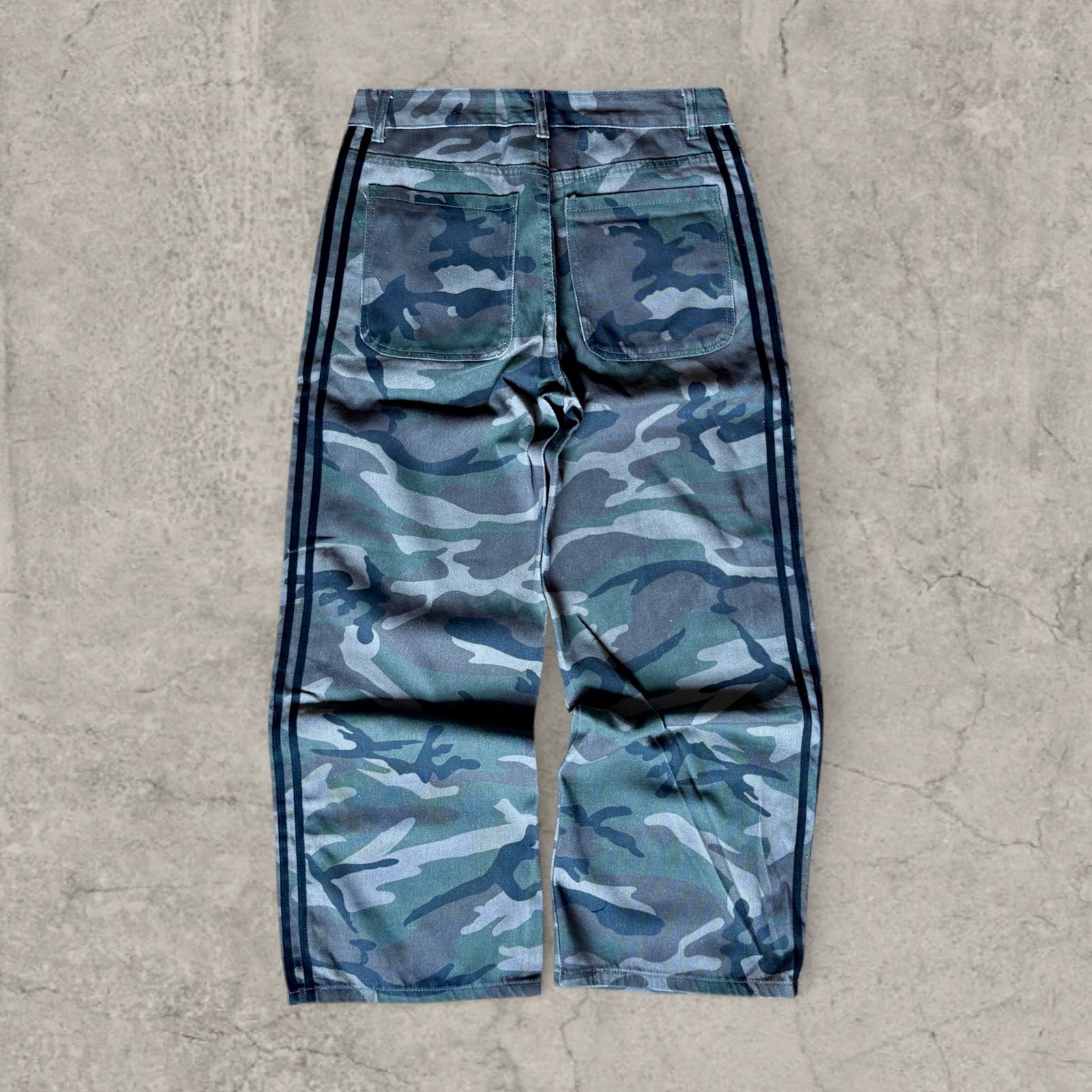 Baggy relaxed fit jeans in washed khaki camo print