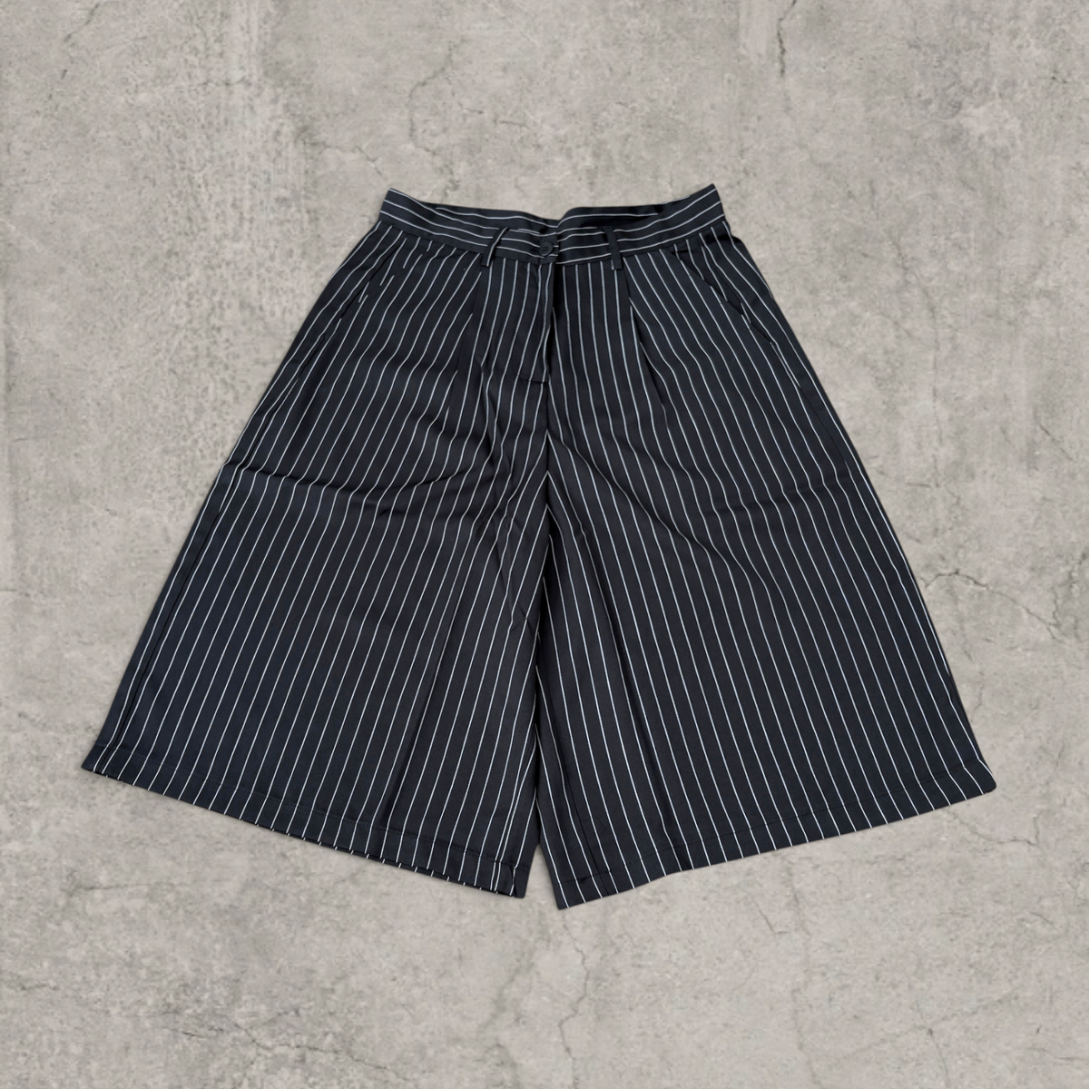 Baggy Japanese tailored shorts with pleats in black pinstripe