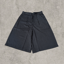 Baggy Japanese tailored shorts with pleats in black pinstripe
