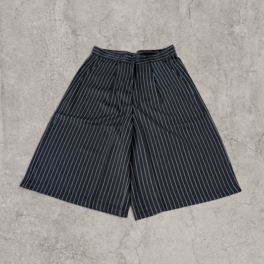 Baggy Japanese tailored shorts with pleats in black pinstripe