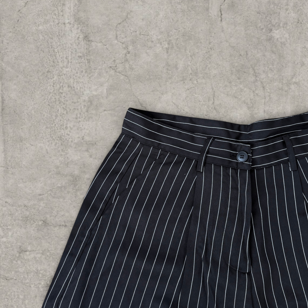 Baggy Japanese tailored shorts with pleats in black pinstripe