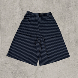 Baggy Japanese tailored shorts with pleats in black pinstripe