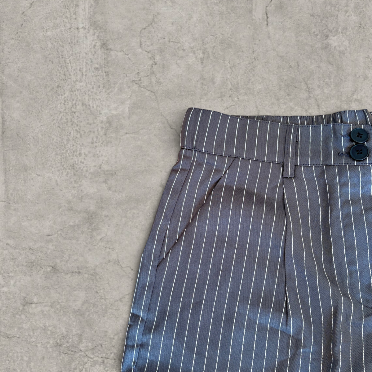 Baggy pleated shorts with relaxed fit in grey pinstripe