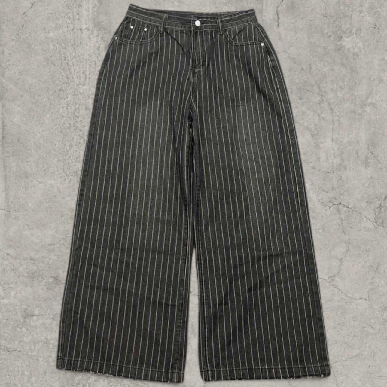 Relaxed wide-leg jeans in washed black with white pinstripe