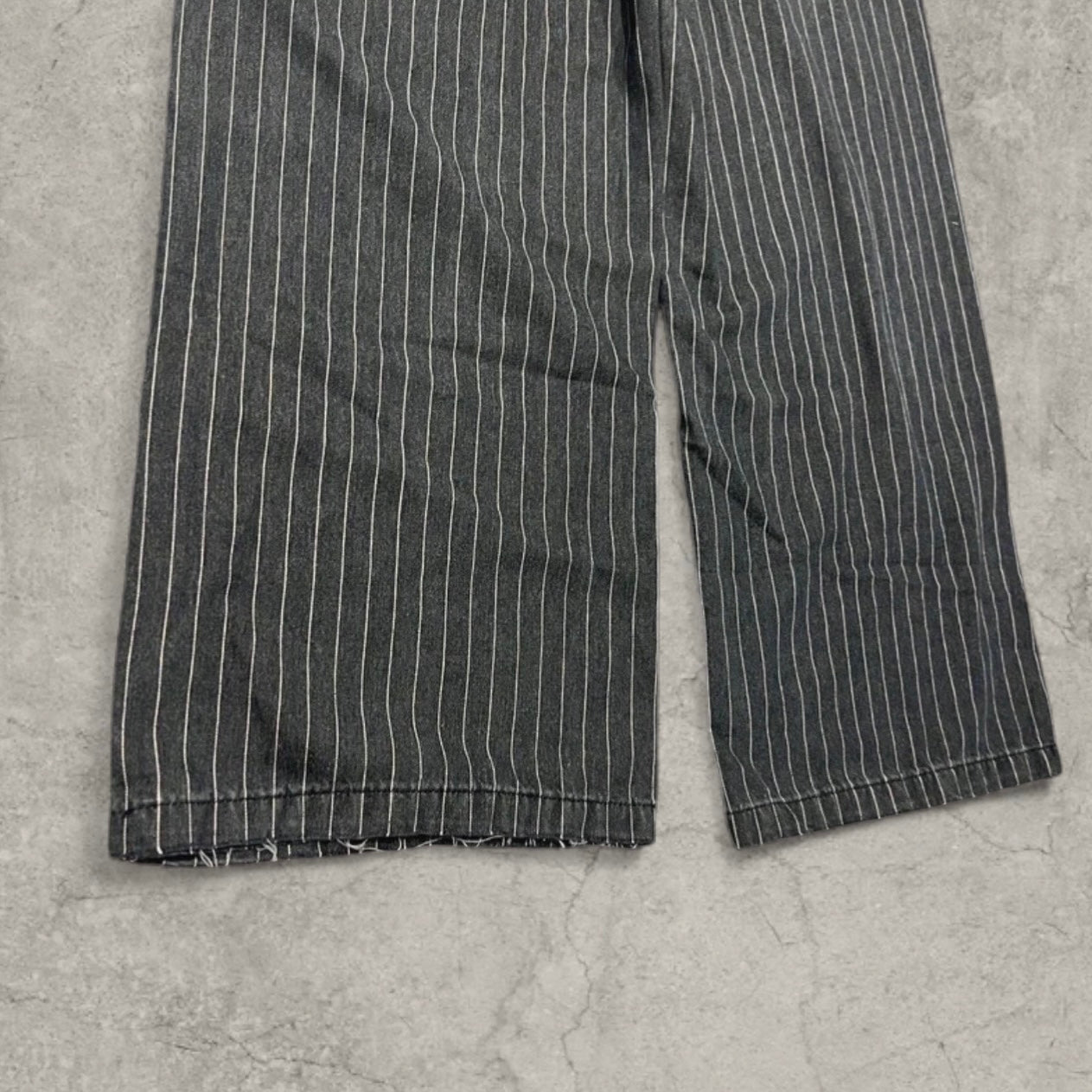 Relaxed wide-leg jeans in washed black with white pinstripe