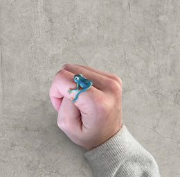 Novelty fun frog adjustable ring in blue and gold