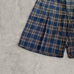 Baggy pleated shorts with wide leg in navy blue plaid