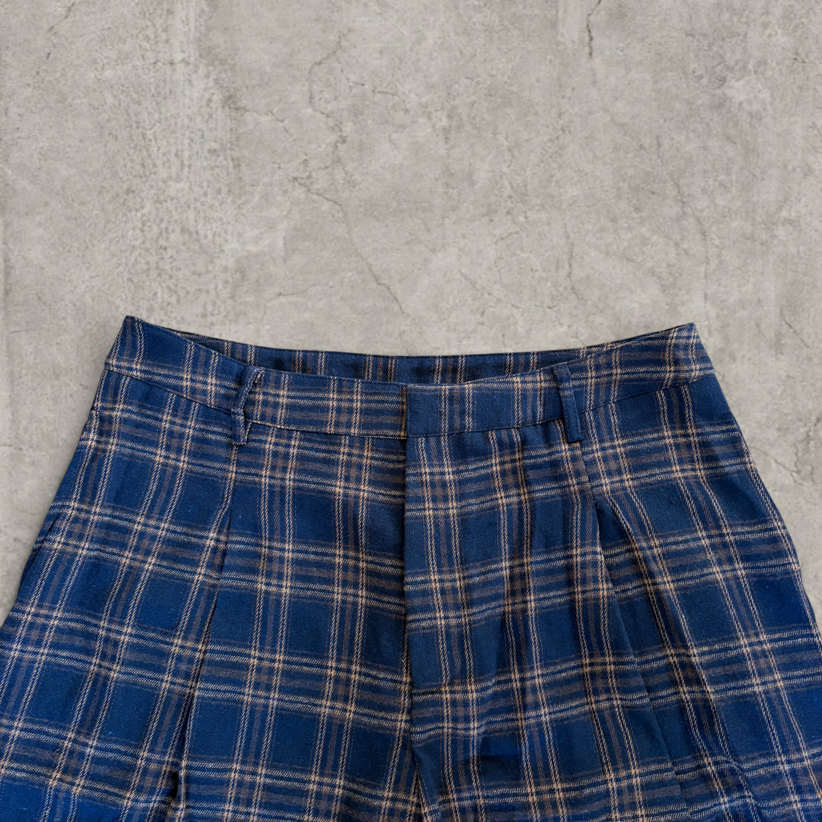 Baggy pleated shorts with wide leg in navy blue plaid