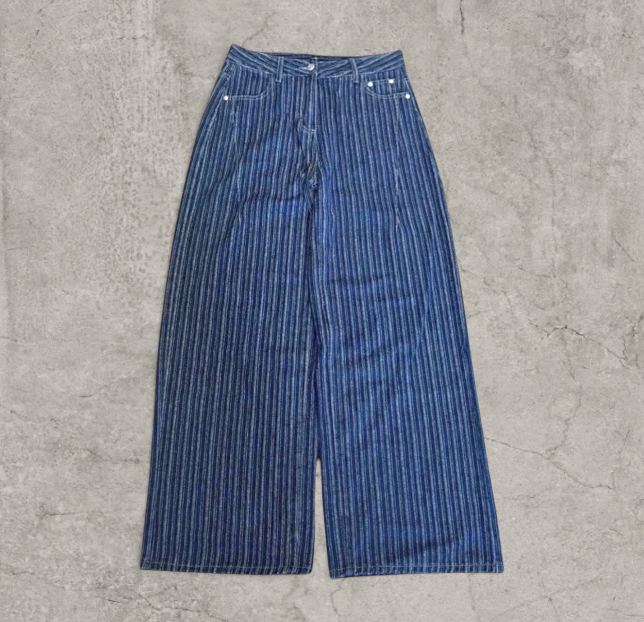 Wide-leg skater jeans with stripe pattern in navy blue.