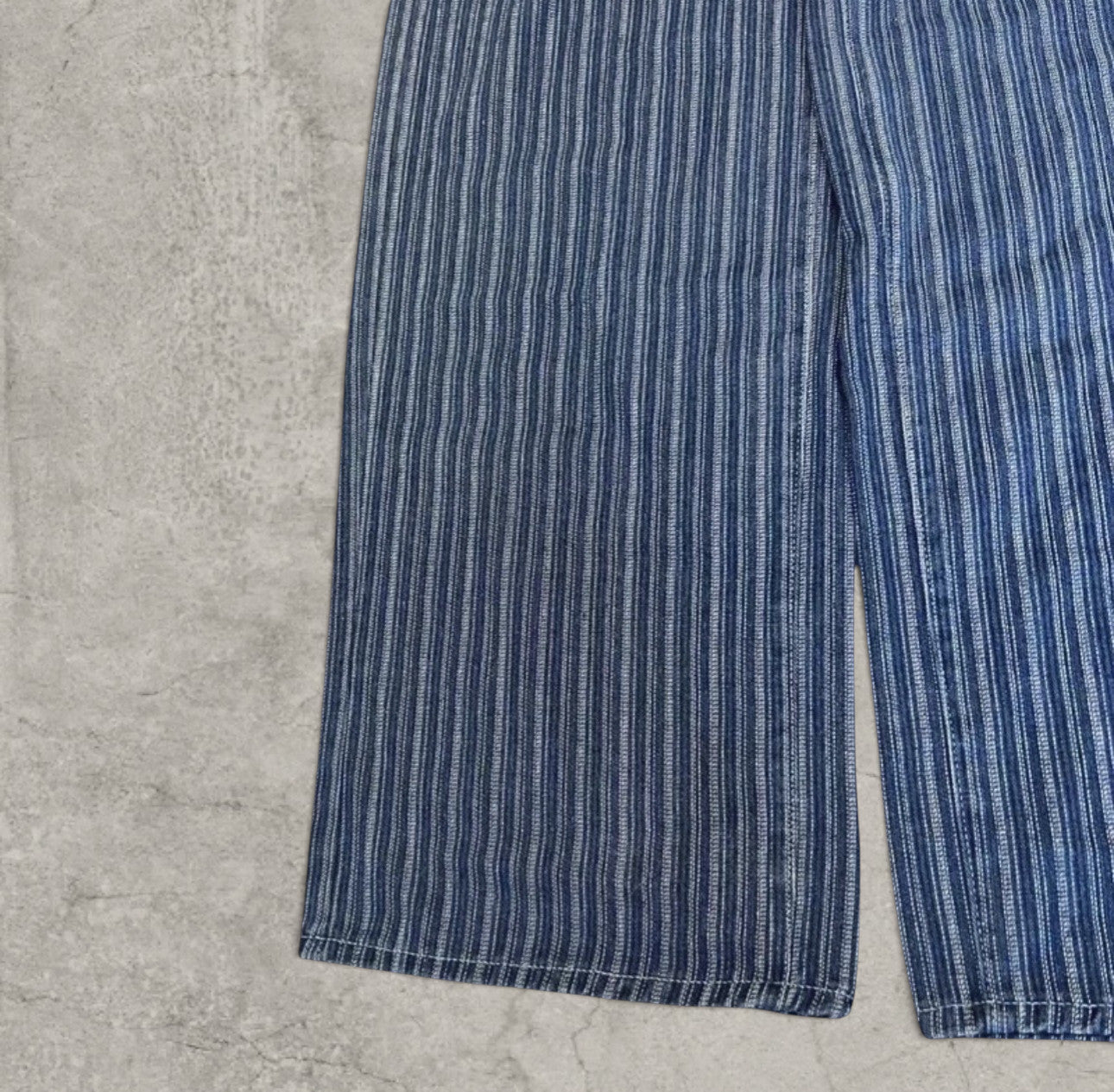Wide-leg skater jeans with stripe pattern in navy blue.