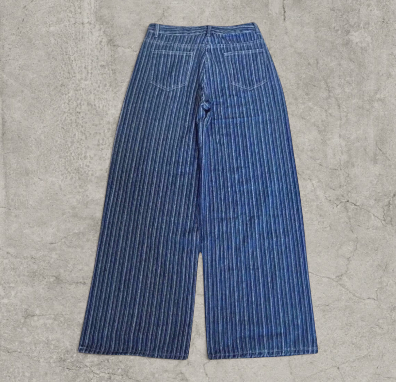 Wide-leg skater jeans with stripe pattern in navy blue.