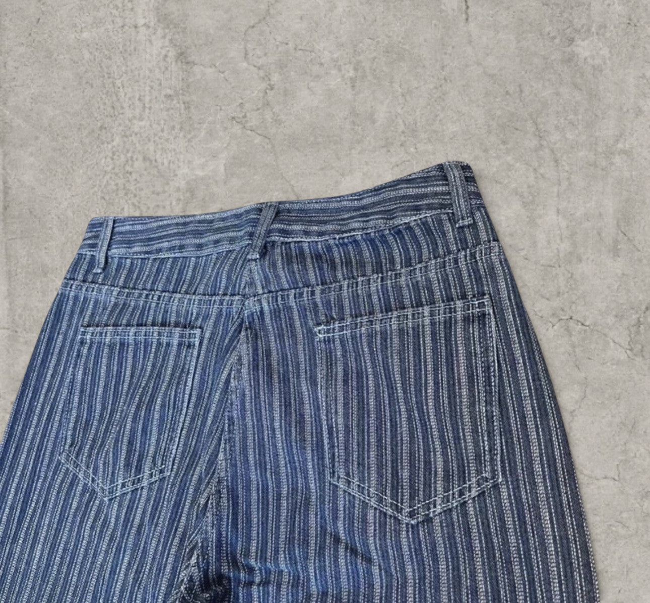 Wide-leg skater jeans with stripe pattern in navy blue.