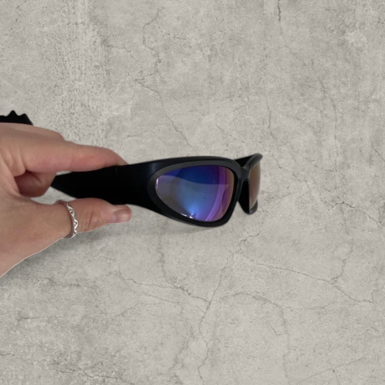 Alien sunglasses with reflective blue purple lenses in black
