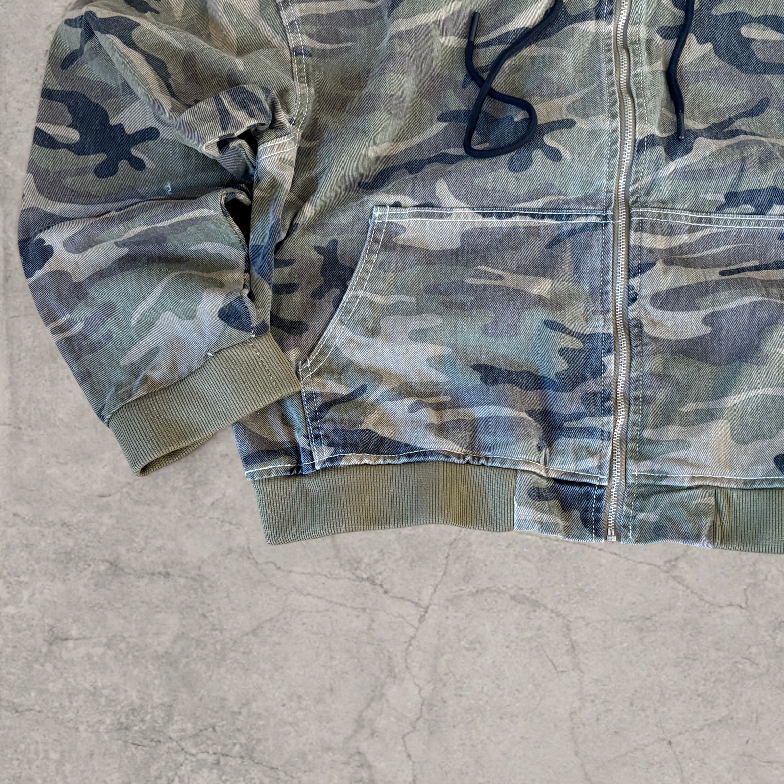 Vintage style camo bomber jacket hoodie in khaki green