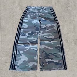 Wide-leg skater jeans with camouflage print and black stripes.
