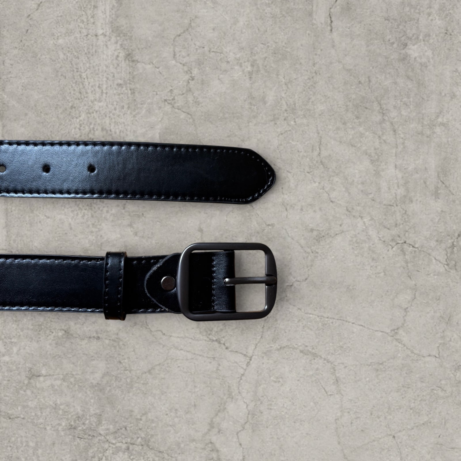 Vintage style faux leather smart tailored formal belt in black with grey trim.