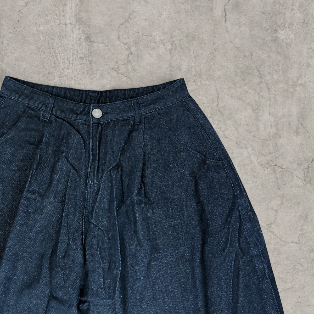 Wide-leg balloon skater jeans in dark navy blue/black in raw denim.