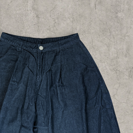 Wide-leg balloon skater jeans in dark navy blue/black in raw denim.