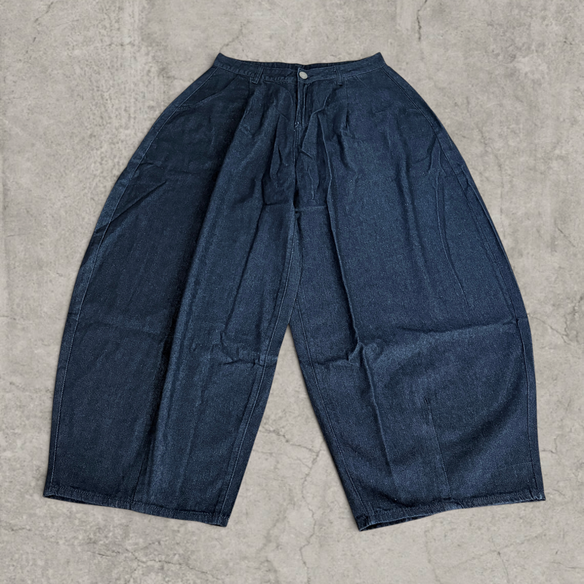 Wide-leg balloon skater jeans in dark navy blue/black in raw denim.