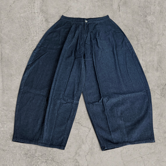 Wide-leg balloon skater jeans in dark navy blue/black in raw denim.