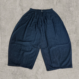 Wide-leg balloon skater jeans in dark navy blue/black in raw denim.