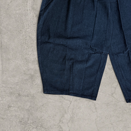 Wide-leg balloon skater jeans in dark navy blue/black in raw denim.
