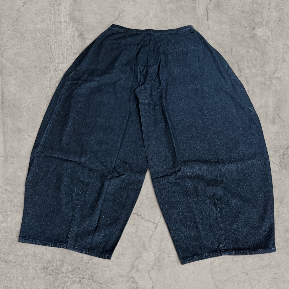 Wide-leg balloon skater jeans in dark navy blue/black in raw denim.