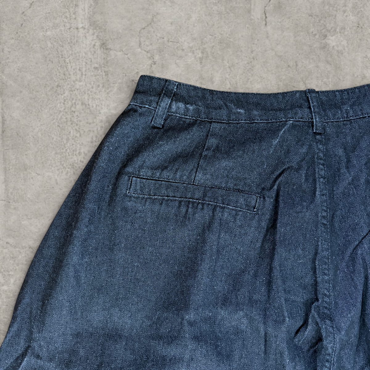 Wide-leg balloon skater jeans in dark navy blue/black in raw denim.
