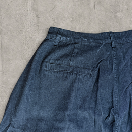 Wide-leg balloon skater jeans in dark navy blue/black in raw denim.