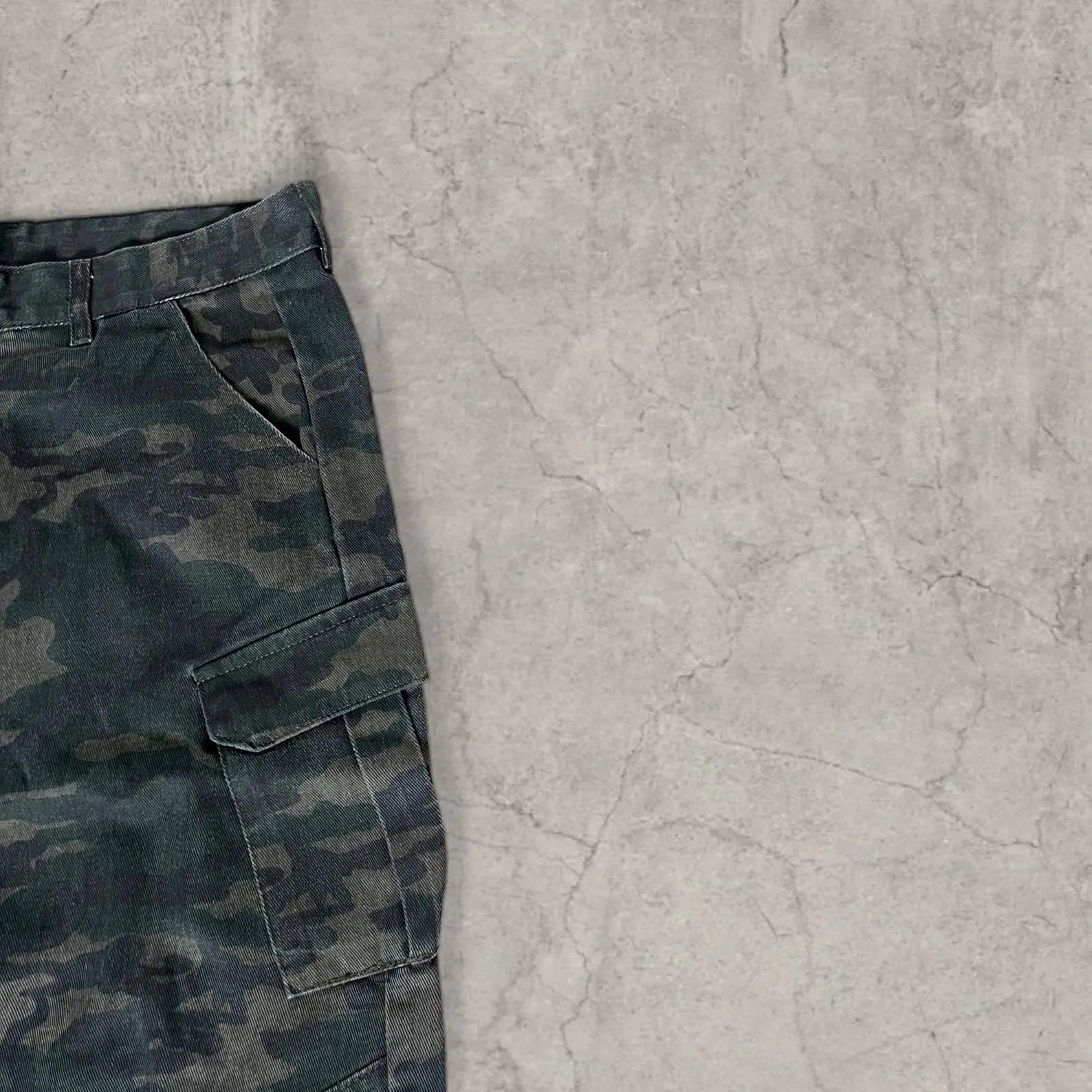 Insane baggy relaxed fit cargo jeans in khaki green brown camo print.