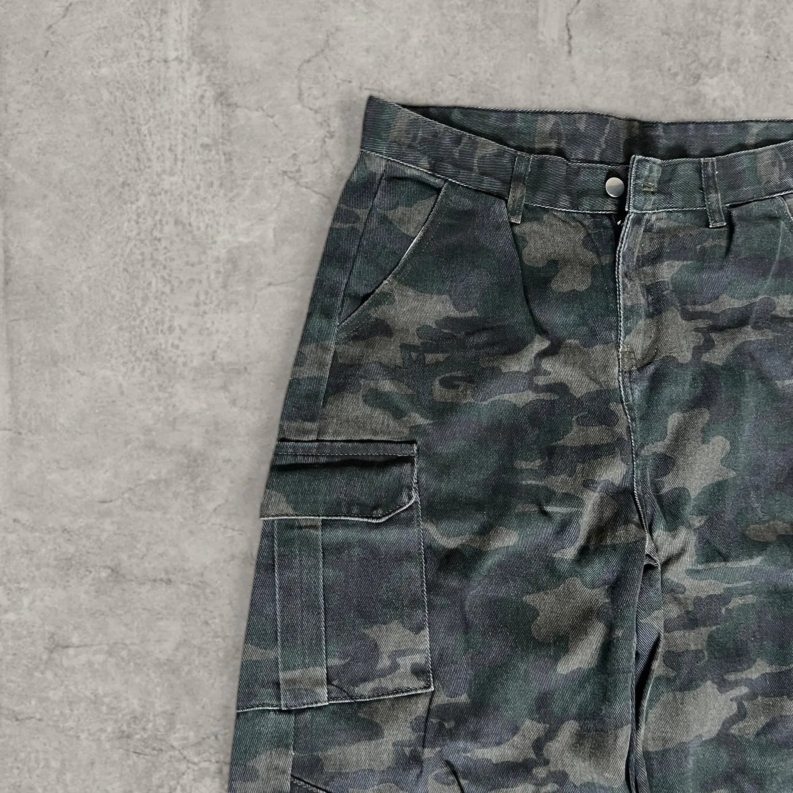Insane baggy relaxed fit cargo jeans in khaki green brown camo print.