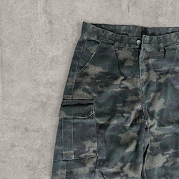 Insane baggy relaxed fit cargo jeans in khaki green brown camo print.