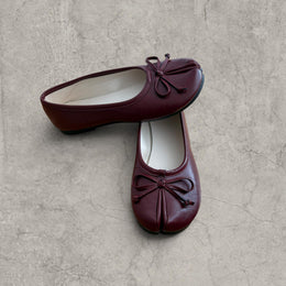Vintage style tabi split toe shoes mules pumps in burgundy red. Faux leather.