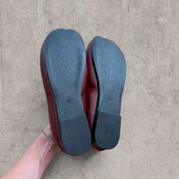 Vintage style tabi split toe shoes mules pumps in burgundy red. Faux leather.