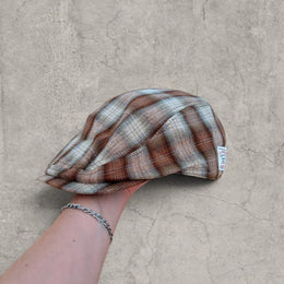 Vintage Plaid Flat Peak Beret Cap with Embroidered Logo – Adjustable Unisex Style
