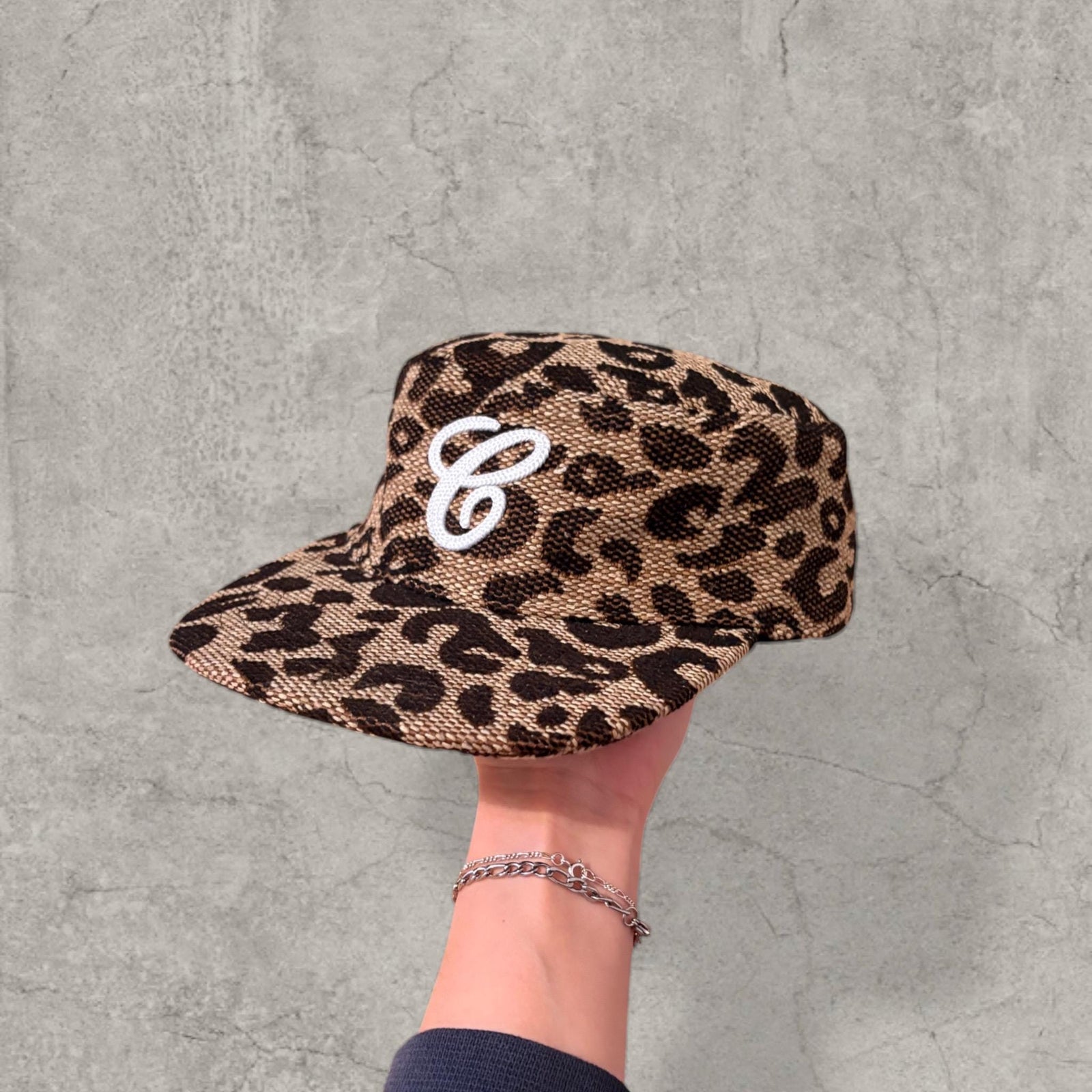 Vintage-style baseball cap in brown leopard print