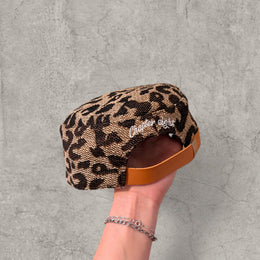Vintage-style baseball cap in brown leopard print
