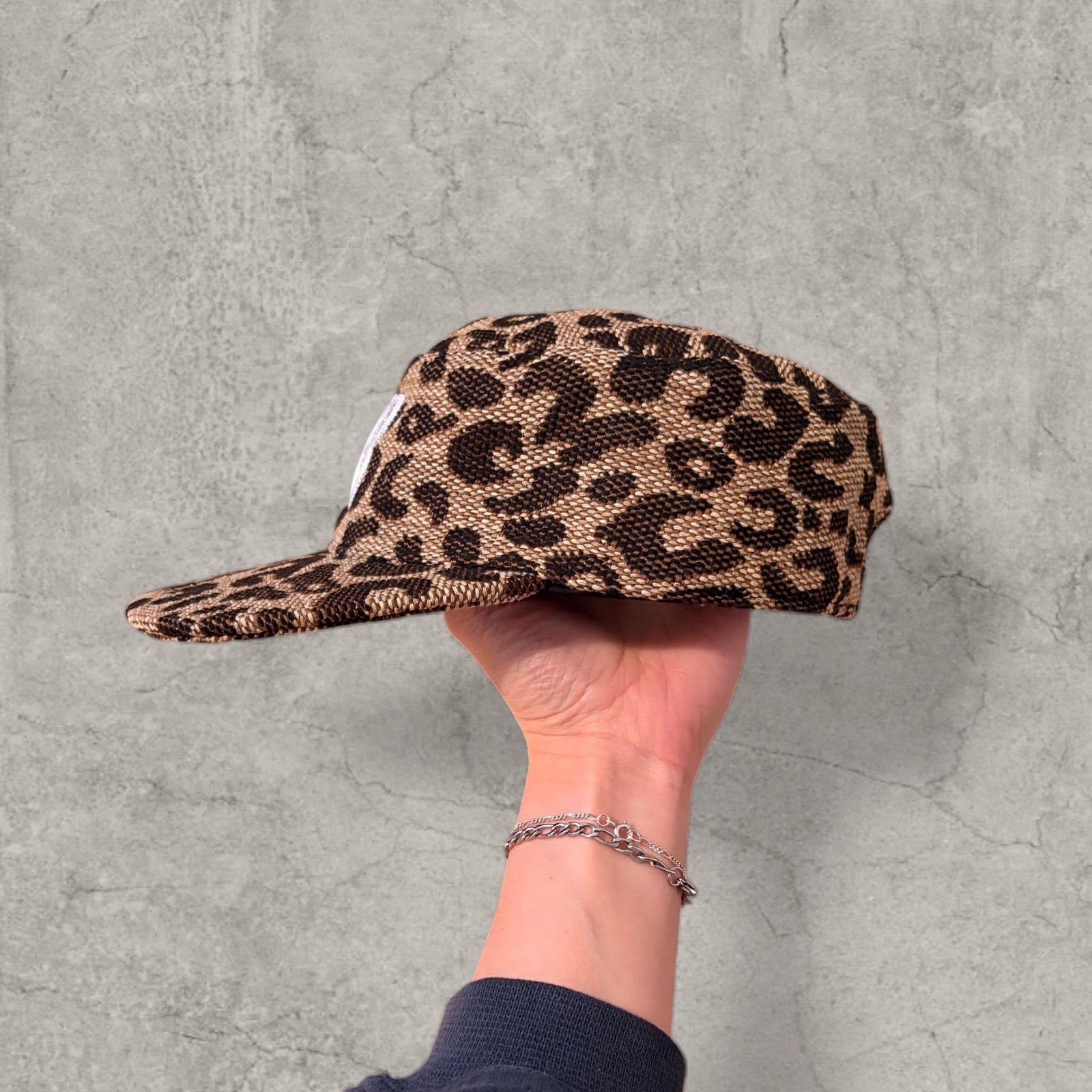 Vintage-style baseball cap in brown leopard print